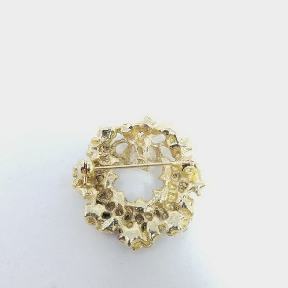 Vintage Christmas Wreath Brooch, Green Enamel and Gold Tone Holiday Winter Pin - Picture 4 of 5